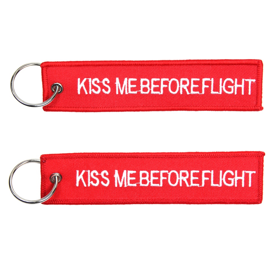 klíčenka KISS ME BEFORE FLIGHT červená